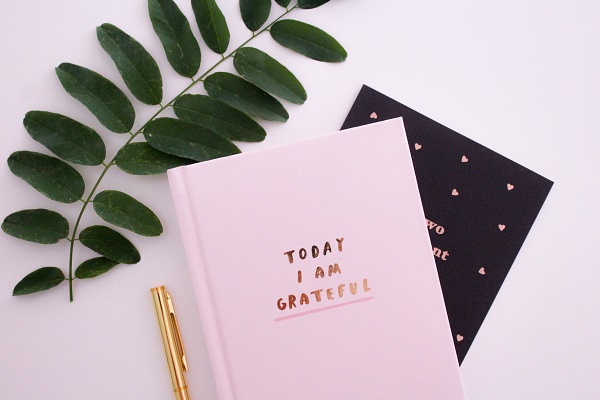 practicing gratitude by keeping a daily diary
